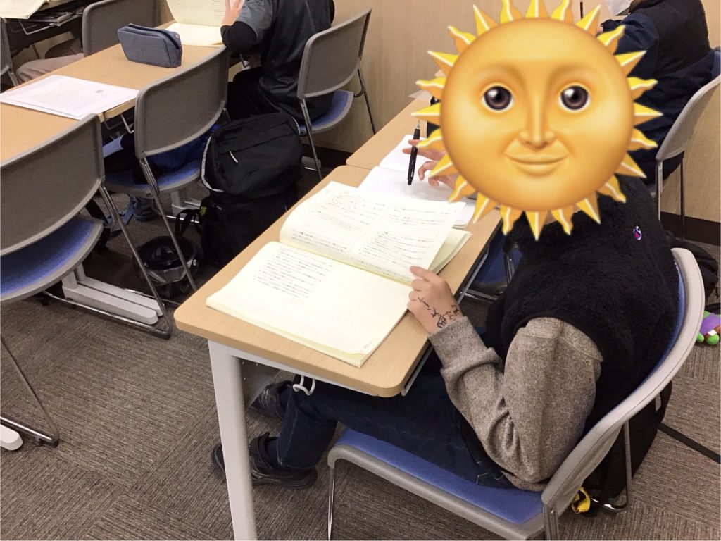 本を読み、外側に触れる