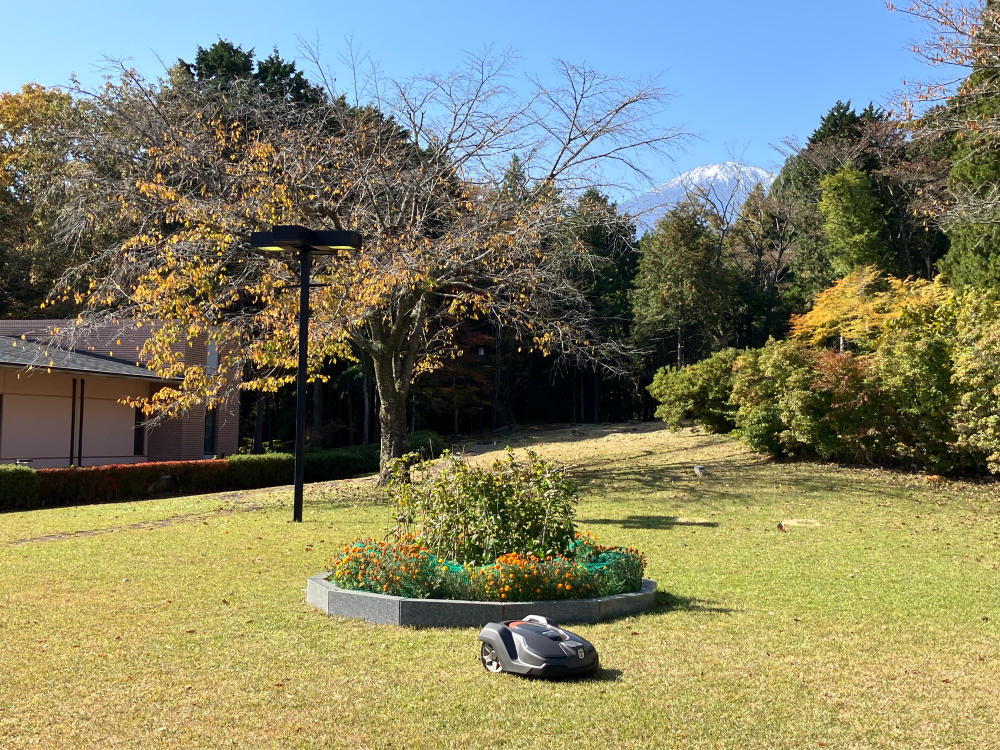 芝刈機は本社からコントロールします