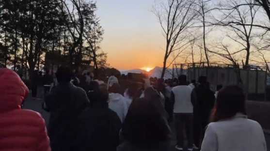 初日の出を見た生徒達からは歓声が起こりました